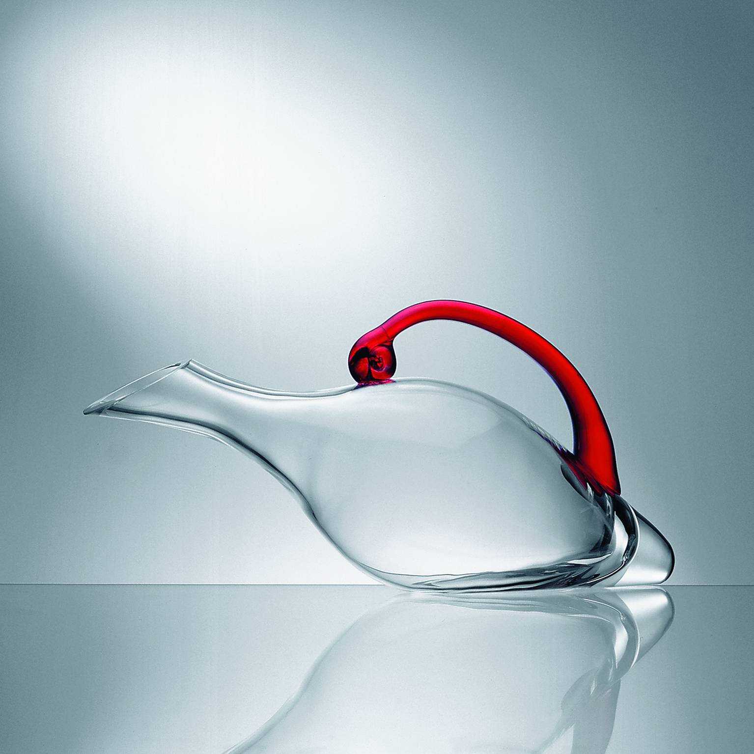 Eisch Dekantierente mit rotem Glashenkel